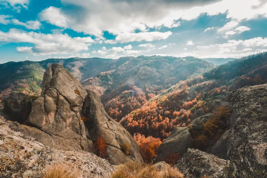 Гледка към Родопите от платото Караджов камък