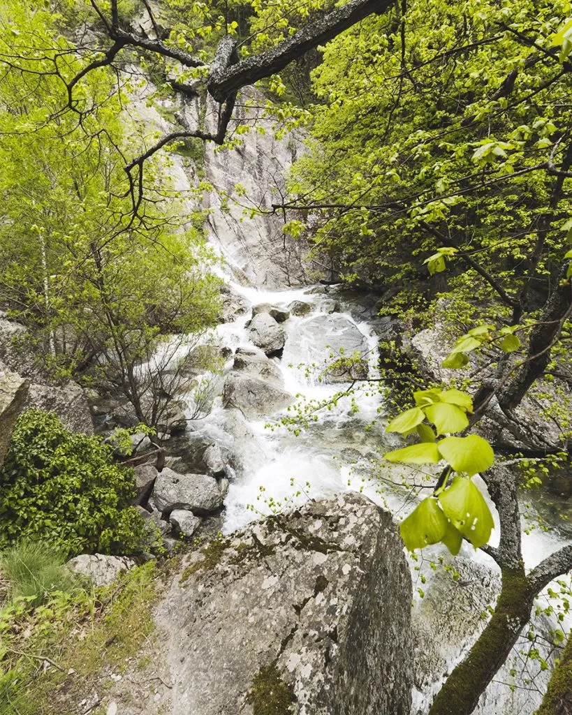 Водопад по  пътеката за хижа Хубавец 