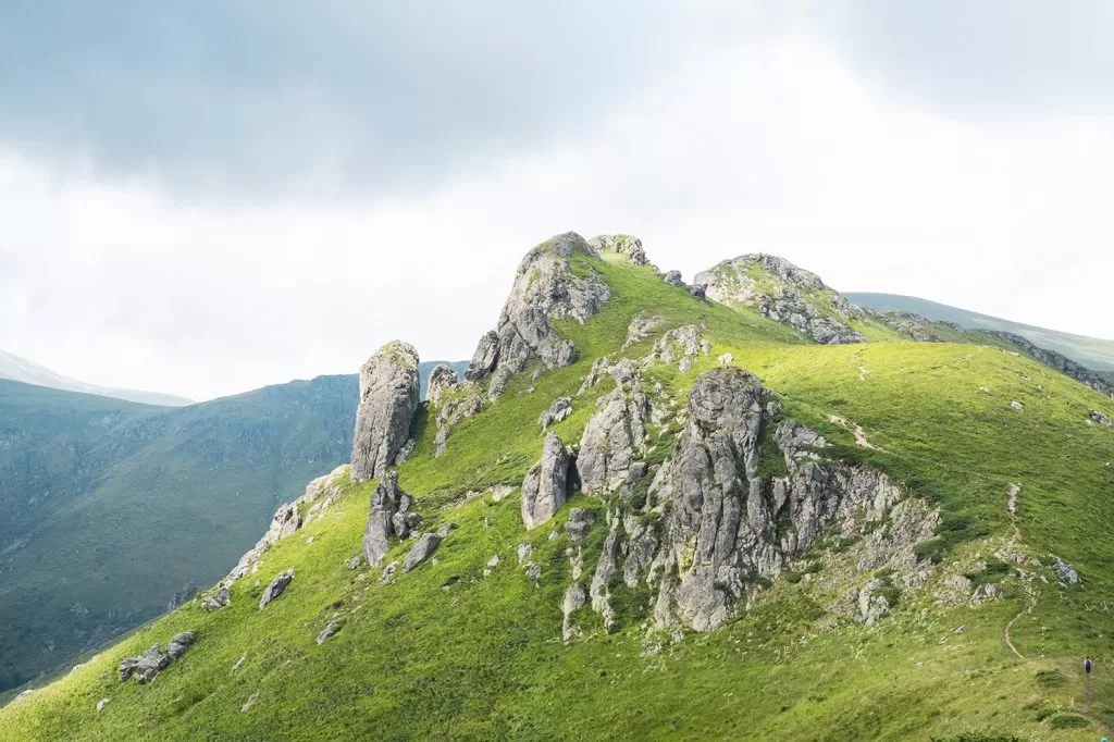 Скален феномен Пеещи скали издигащи се в Стара планина