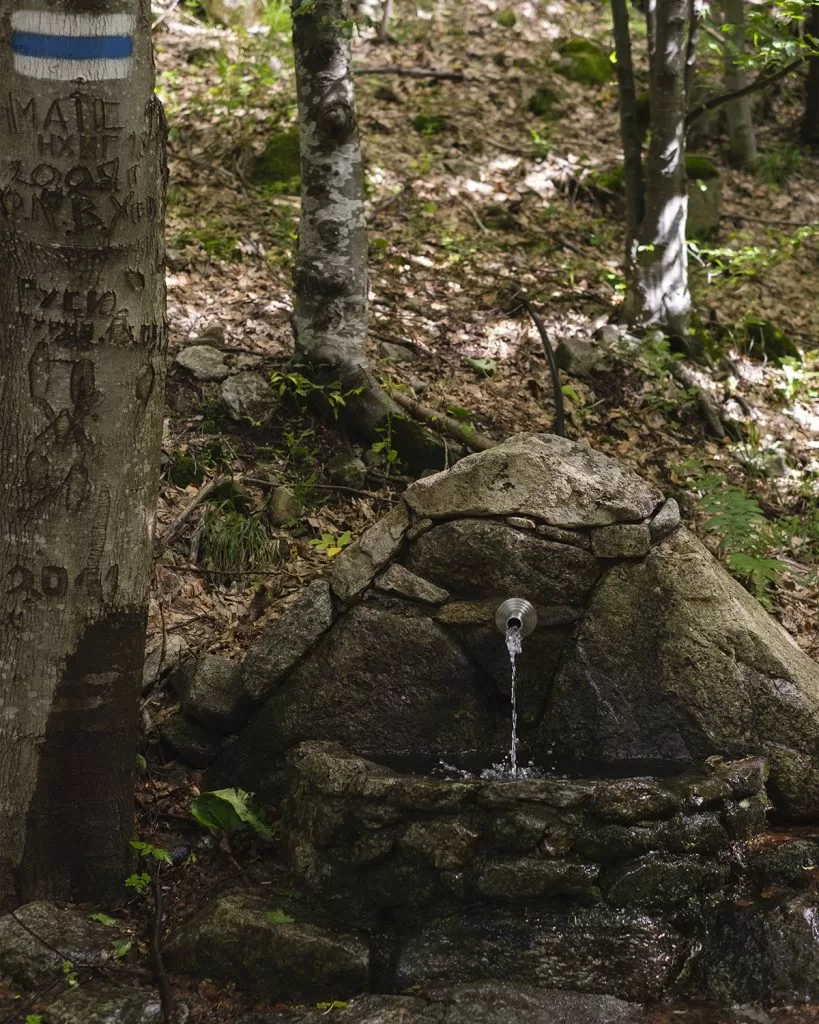 Изградена каменна чешма по основната пътека за Кадемлийското пръскало