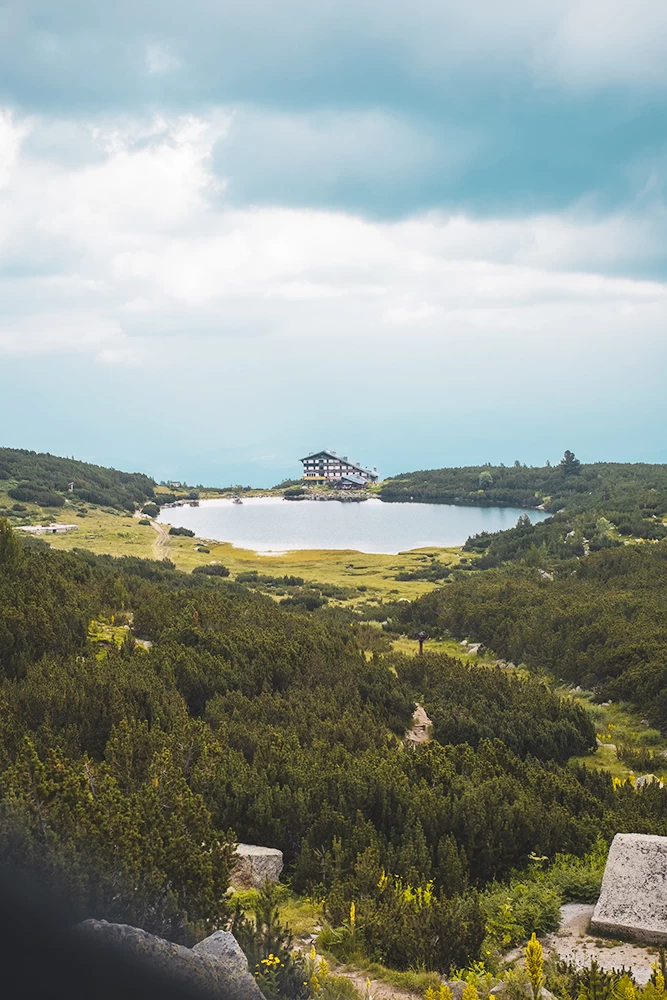 Красивото Безбожко езеро и хижа Безбог в Пирин планина