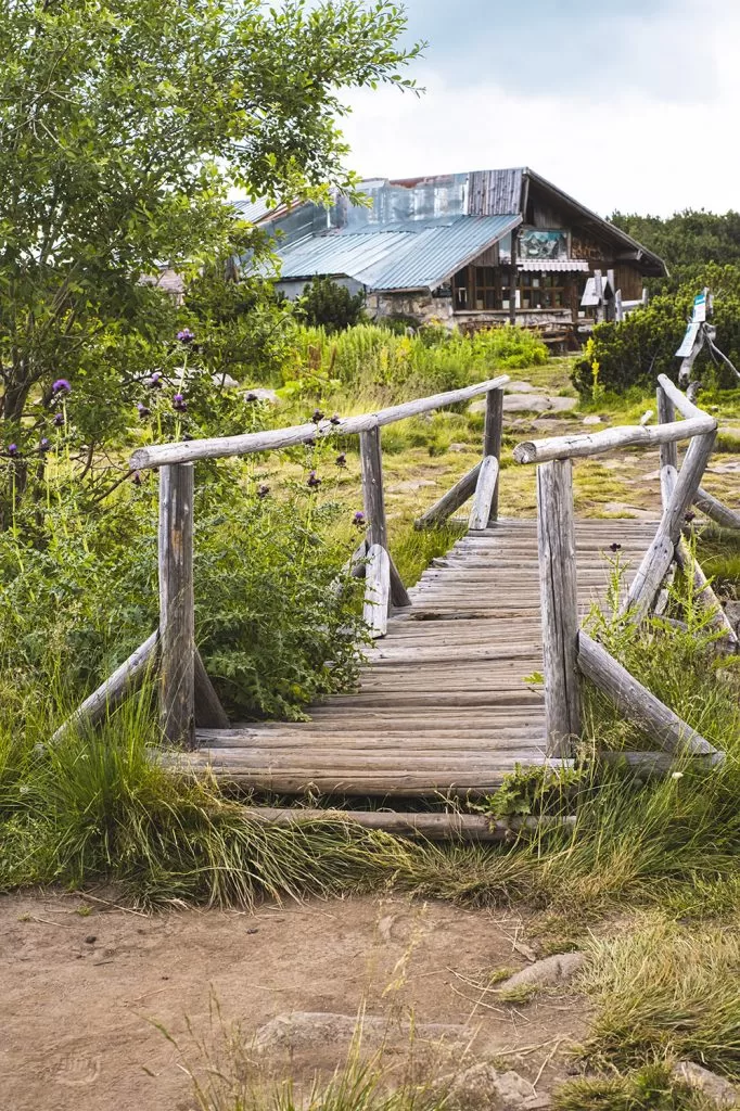 Дървено мостче до Безбожкото езеро