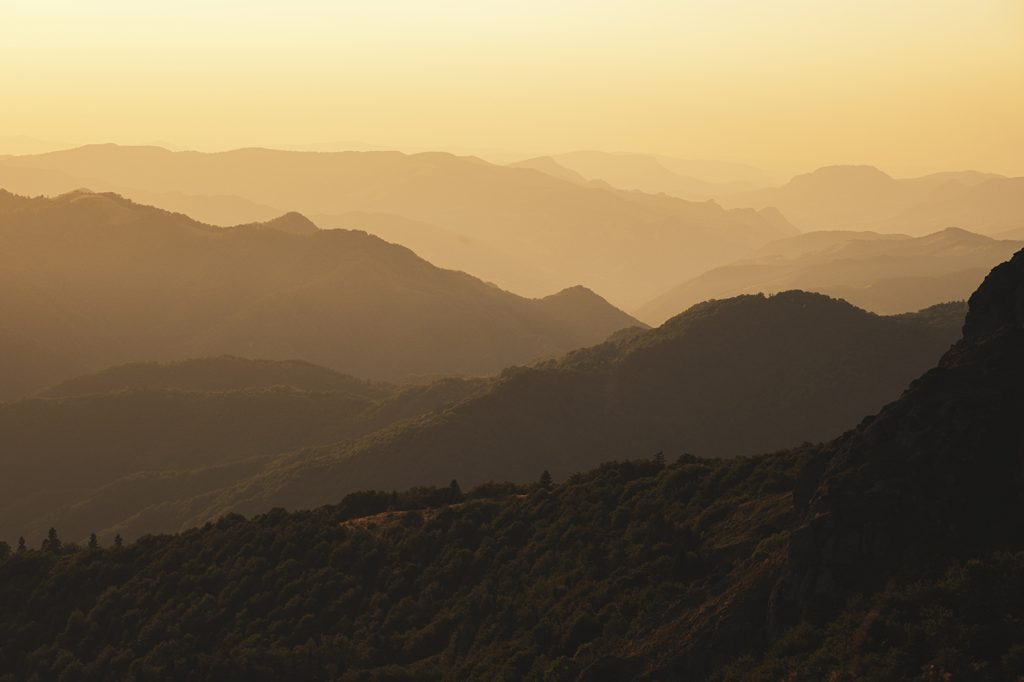 Ридовете на Стара планина по изгрев слънце погледнати от връх Юмрука