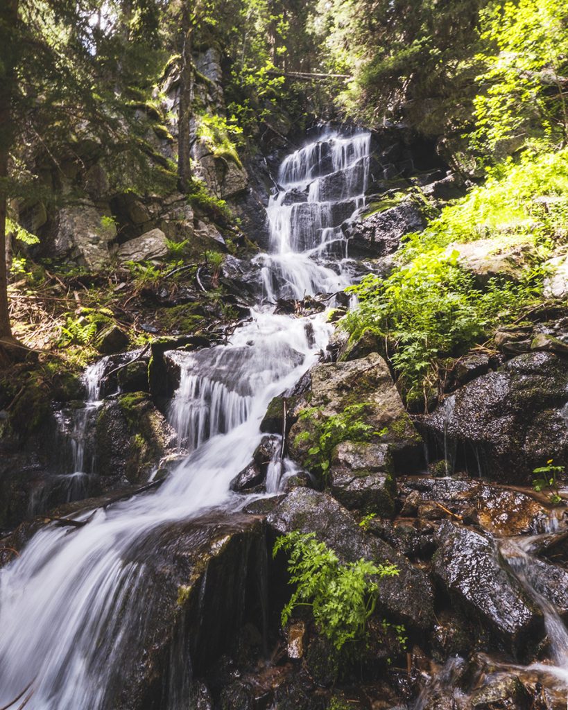 Красив водопад по пътеката към хижа Марица