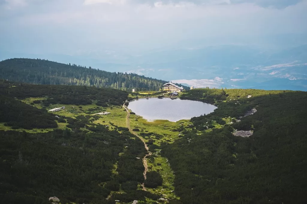 Безбожко езеро и хижа „Безбог“ в Пирин