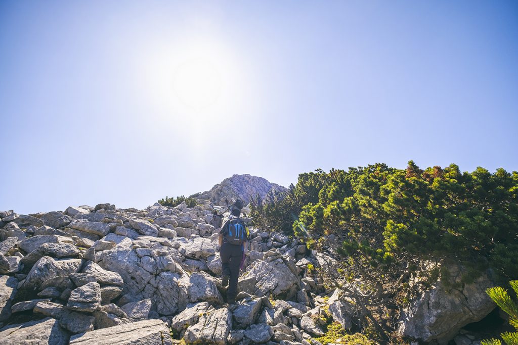 Стръмно изкачване към връх Синаница от хижа Синаница