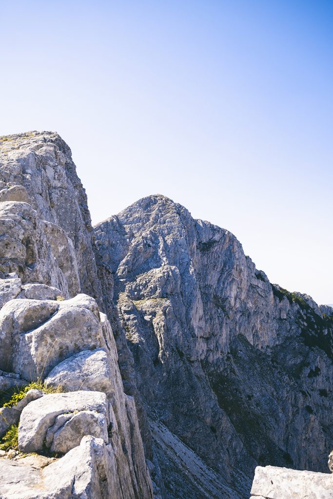 Пролука между скалите, откъдето може да видите връх Синаница