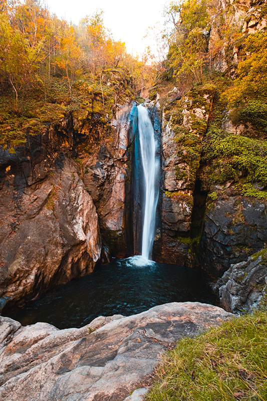 Най-големия фотински водопад през есента