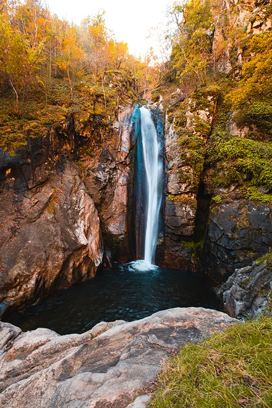 Най-големия фотински водопад през есента