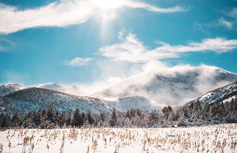 Зимен ден с гледка от Саръгьолската поляна към връх Дено