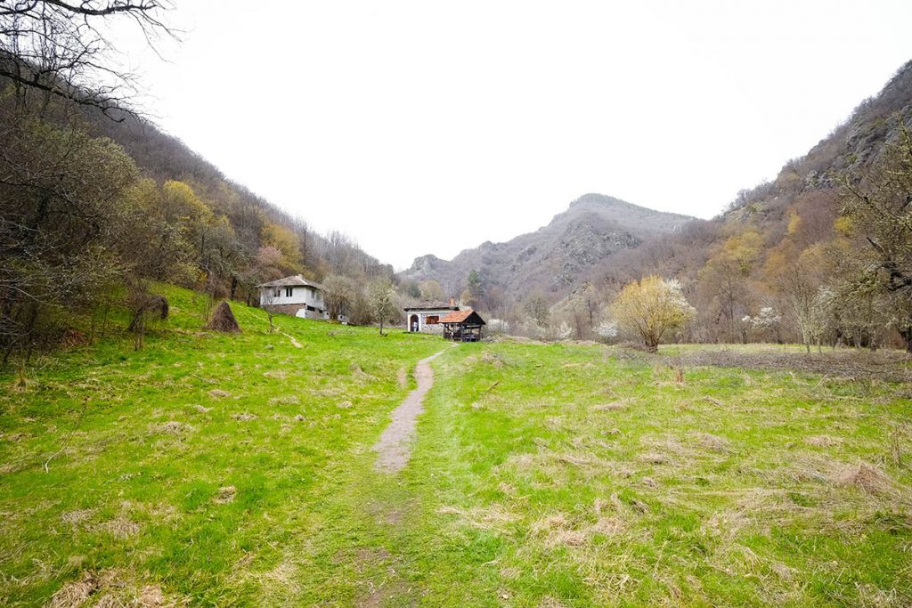 Местност Лъката по екопътека Струлица-Калето-Лъката в Родопа планина