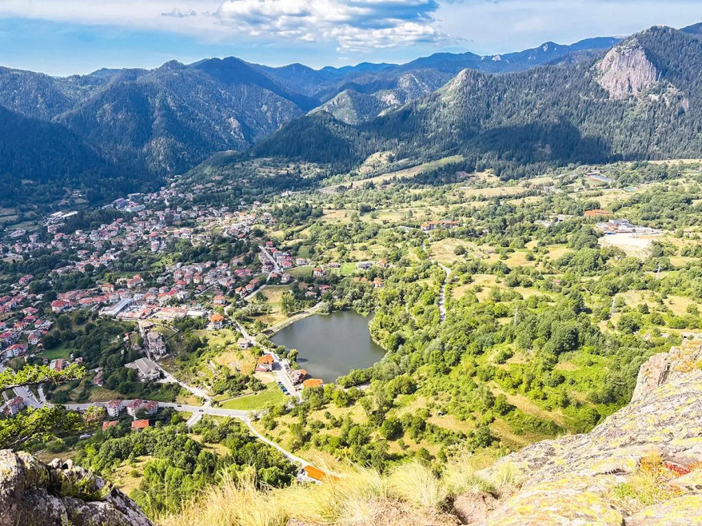 Панорамна гледка към град Смолян в край на екопътека Невястата